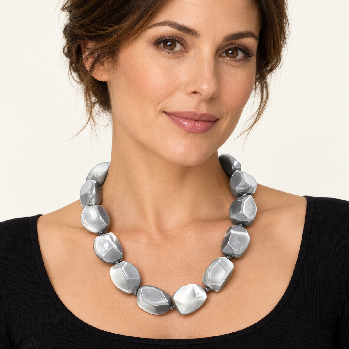 KS2329 chunky silver-gray faceted bead necklace shown on an AI-generated model